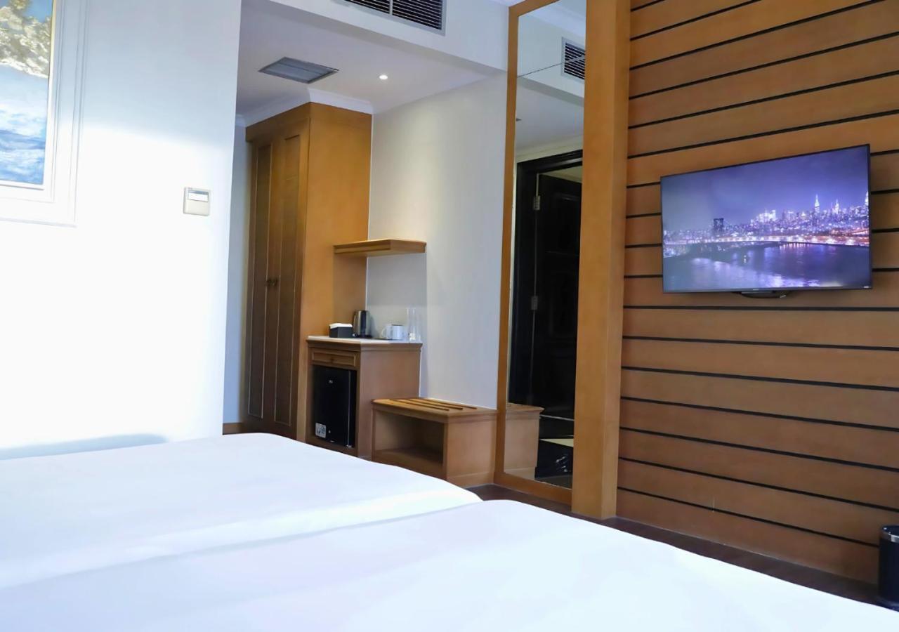 The Grantage Hotel & Sky Lounge Serpong Exterior foto